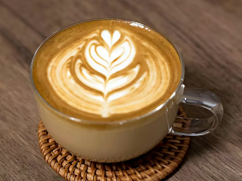 En cappuccino med mönster i mjölkskummet
